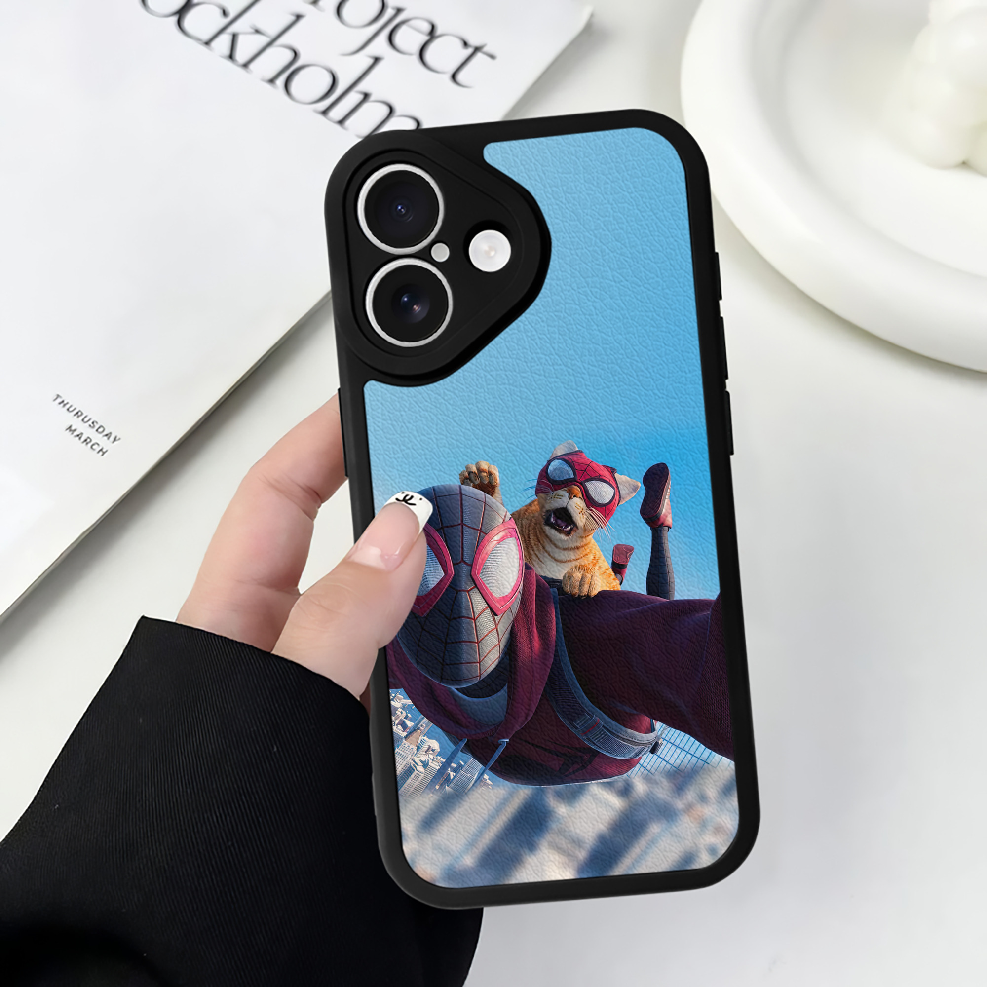 Spider Man スパイダーマン 【iPhone 16シリーズ対応】シリコンスマホケース（レザー調） 材質：シリコン